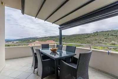 Image de Appartement de trois chambres avec la terrasse et la vue sur le mer Slatine, Ciovo (A-24692-a)