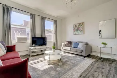 Image de Lively Mont-Royal Escape | Cafés & Shops Nearby