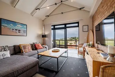 Image de Complete, Modern 2 bedroom, 2 bathroom Apartment on the beach