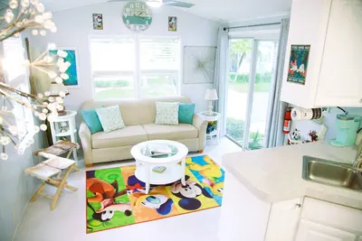 Image de Mickey's Hideaway Cottage 4 miles from Disney in Kissimmee with WiFi and Ac