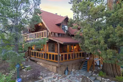 Image de Big Tree Lodge | Cozy Cabin w/ Firepit, Piano Bar & Deck
