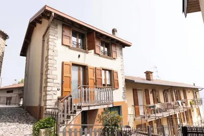 Image de Detached house within walking distance of downtown, newly renovated, with fireplace