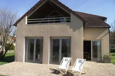 Image de Maison spacieuse avec jardin et vue rivière