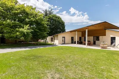 Image de Gîte moderne et lumineux à Gy avec grand salon, jardin et jeux pour enfants