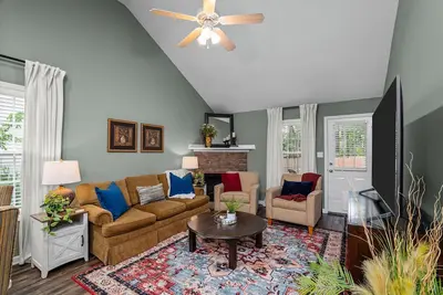 Image de 3 bedroom 3 bath home in Grovetown. The sleeping arrangements for this property are 3 queen beds and the sofa upstairs folds out into a king bed.