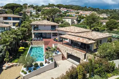 Image de Superbe propriété de luxe, vue sur la mer et à deux pas de la plage