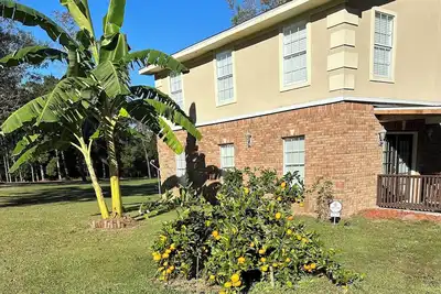 Image de Charming Gated 2-bedroom cottage in Havana with WiFi, Ac and Hot Tub.