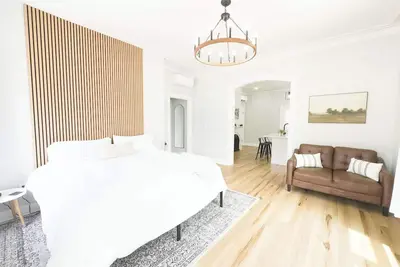 Image de Jennifer's Spa-Like Historic Broadway Getaway