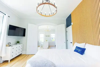 Image de Jennifer's Spa-Like Modern & Chic Broadway Retreat