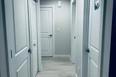 Image de 2-bedroom furnished basement suite/sleeps 5/Netflix. \nPets are welcome. No stove.