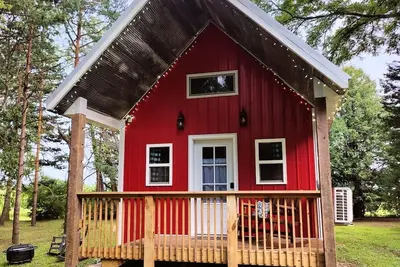 Image de Peace & Simplicity in a Little Red Cabin on the Farm