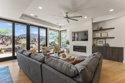 Image de The Yucca Flower #11: Dog Friendly + Luxury Home