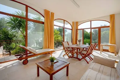 Image de Charming detached house of 140 sqm, ideal for hosting up to 6 people. The property consists of an apartment and an adjacent trullo, and is located a few km from the center of Ostuni. Immersed in the greenery of the Apulian countryside, the property offers