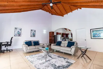 Image de Runaway Bay Gem Villa!