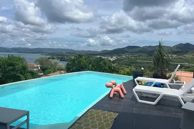 Image de Villa d'architecte design piscine à débordement vue mer et golf