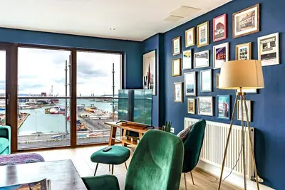 Image de City Centre | Top Floor w/ Balcony & Sunset Views | Pass the Keys