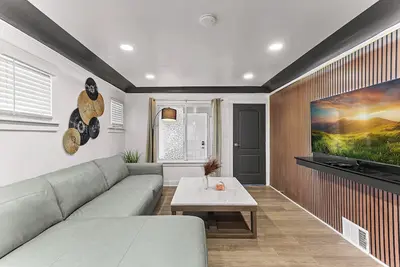 Image de Modern oasis W/ Game room/fenced yard-smoke room- Fits 16+ guests.