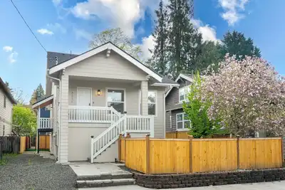 Image de Newly renovated 3b2b main home with yard, Ac in lovely Seattle Mt Baker