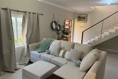 Image de 3-bedroom townhome in amazing Ocho Rios with Pool access, Private Gazebo, Balcony