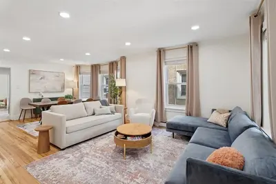 Image de Spacious, bright, renovated and on the Main Line!