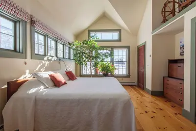 Image de Serene, sun splashed cottage