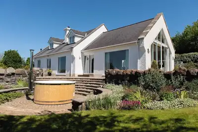 Image de Dundarragh Lodge, Stunning North Coast Villa With River Views & Hot Tub For 20+