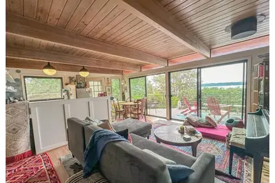 Image de Charming and eclectic treehouse-like home with expansive Puget Sound views