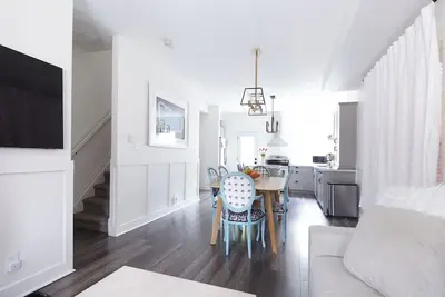 Image de 5 bed rm modern house near Gage Park, Tim Hortons Field and St Peter's Hospital