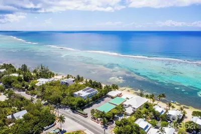 Image de Spacious 3-bedroom Oceanfront apartmen in charming George Town South Sound