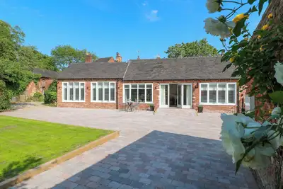 Image de The Canalside Cottage, pet friendly, with a garden in Shardlow