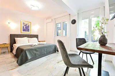 Image de Acropolis Luxurious Apartment! Backyard Garden, WiFi, Office Desk, Ac, Metro