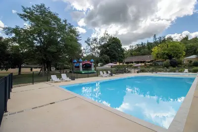 Image de Mobile Home 'Le Chataignier' avec piscine partagée, terrasse privée et jardin privé