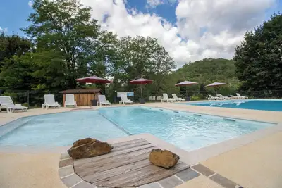 Image de Mobile Home 'Le Chene' avec piscine partagée, terrasse privée et jardin privé