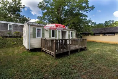 Image de Mobile Home 'Le Noyer' avec piscine partagée, terrasse privée et jardin privé
