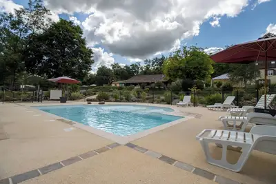 Image de Mobile Home 'La Truffière' avec piscine partagée, terrasse privée et jardin privé