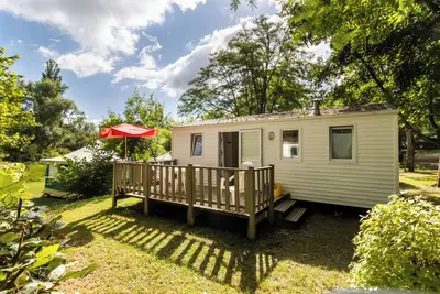 Image de Mobile Home 'Le Tilleul' avec piscine partagée, terrasse privée et jardin privé
