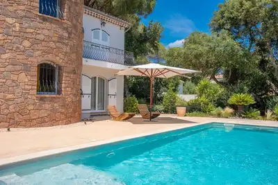 Image de Appartement '80m² Dans Villa' avec piscine partagée, terrasse partagée et Wi-Fi