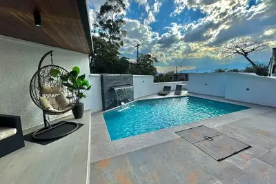 Image de The Oasis Eden 4 Bedroom Mansion Exotic Pool 5 min from Provenza, Guest Friendly.