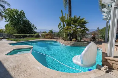 Image de 2 king beds, near Ucr, pool & arcade.