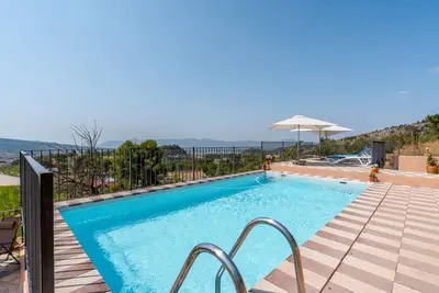 Image de Maison de campagne \"Sol\" avec vue sur la montagne, piscine partagée et Wi-Fi