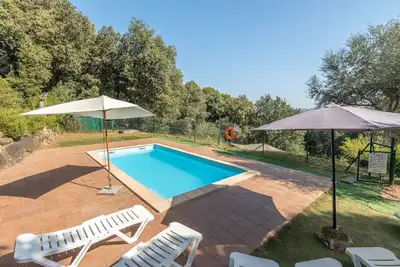 Image de Cottage « Can Ribes » avec piscine extérieure, jardin et terrasse