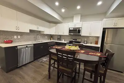 Image de “Forest Heights Gem ✨ 2br Modern Suite | Near Expo, Downtown & River Valley”