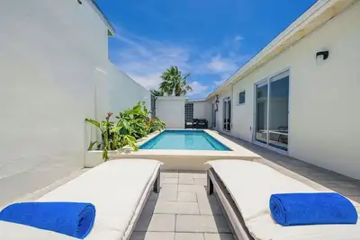 Image de 3br2ba Oasis w/Pool ~ Walk to Palm Beach & Dining!