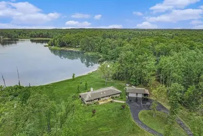 Image de 200 feet of lake front on 5 acres, great for accommodating large groups.