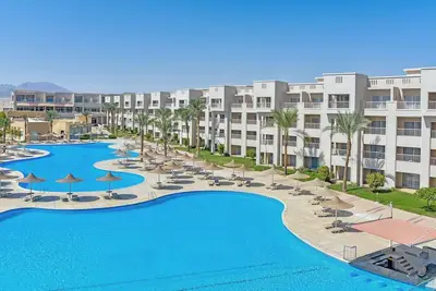 Image de 3-Room Group Stay | Beachfront Bliss with Spa, Dining & Sandy Shore Access