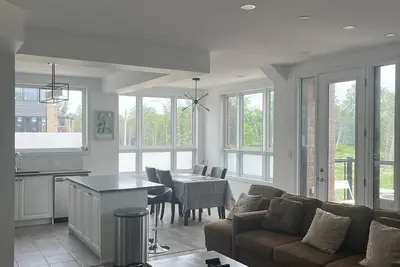 Image de Bright Modern Retreat in Barrie South close to amenities, beaches and shopping