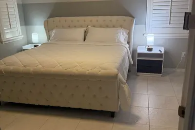 Image de Relax in my calm and stylish space. Enjoy the relaxing lakeview and heated pool.