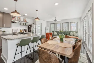Image de Stadium 5 mins | Luxury 2 Beds | Transit Friendly | Beltline+Dt | Free Parking