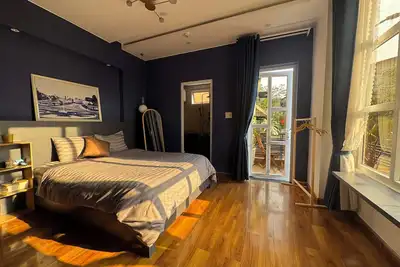 Image de Sunny doubled-balcony hotel suites in the spacious and cozy villa