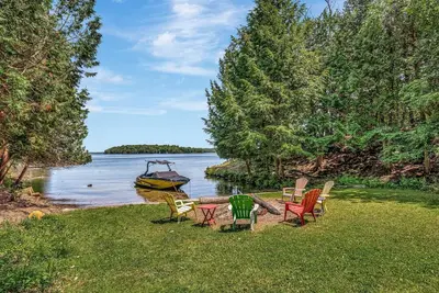 Image de Waterfront dream cottage with pool table, fire pit